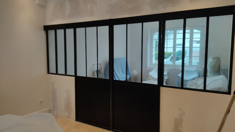 Cloison avec porte coulissante et verrières à La Baule : une solution modulable pour votre résidence secondaire